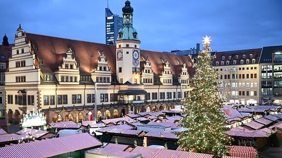 Der Weihnachtsbaum auf dem Leipziger Weihnachtsmarkt leuchtet bei einem Probebetrieb.