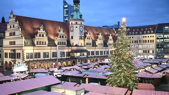 Der Weihnachtsbaum auf dem Leipziger Weihnachtsmarkt leuchtet bei einem Probebetrieb. 