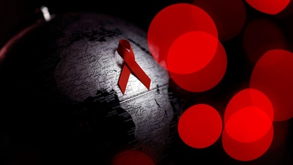 Symbolbild Welt-Aids-Tag - Eine Aidsschleife auf einer Landkarte von Afrika.