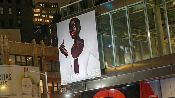 Eine Frau auf einem Werbeplakat für Lippenstift