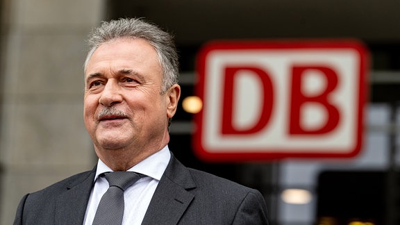 Claus Weselsky, GDL-Chef, gibt zum Auftakt der Tarifverhandlungen zwischen der Deutschen Bahn und der GDL ein Statement. 