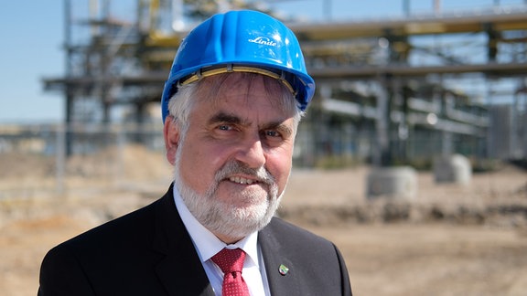 Armin Willingmann steht im Chemiepark Leuna. 