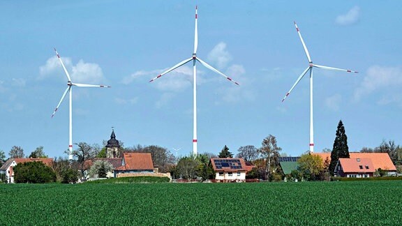 Windräder stehen am Rande des Ortsteiles Starsiedel der Stadt Lützen im Burgenlandkreis
