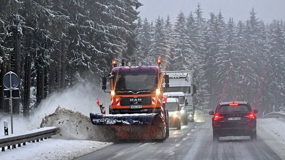 Ein Winterdienstfahrzeug räumt Schnee von der Straße zwischen Oberhof und Ohrdruf.