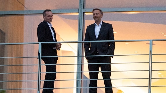 Volker Wissing (FDP, l), Bundesminister für Verkehr und Digitales, und Christian Lindner (FDP), Bundesminister der Finanzen, unterhalten sich während des Koalitionsausschusses auf einem Balkon des Bundeskanzleramtes.