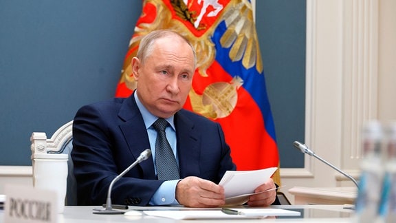 Der russische Präsident Wladimir Putin nimmt per Videokonferenz an einem außerordentlichen G20-Gipfel in Moskau, Russland, teil, Mittwoch, 22. November 2023.