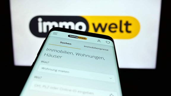 Handy mit einer geöffneten App von Immowelt