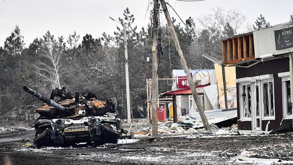 Zerstörter T-64-Panzer der Streitkräfte der Ukraine in der Stadt Wolowacha, die unter die Kontrolle der sog. Volksrepublik Donezk geriet. 2022