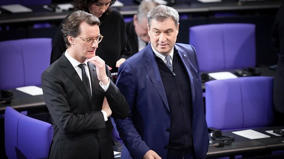 Hendrik Wüst gemeinsam im Dialog mit Markus Söder im Plenarsaal vor dem Trauerstaatsakt für den verstorbenen Präsidenten des Deutschen Bundestages a. D., Wolfgang Schäuble, Berlin , 22.01.2024