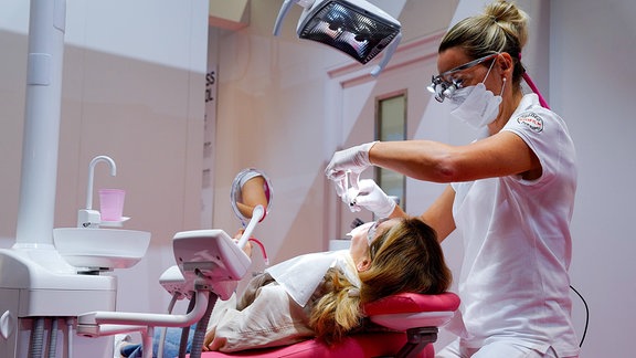 Zahnärztin behandelt einen Patienten