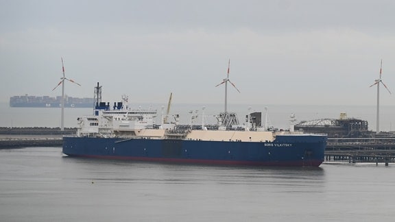 Der unter der Flagge von Zypern fahrende, eisbrechende LNG-Tanker „ Boris Vilkitsky “ im Hafen von Zeebruegge.