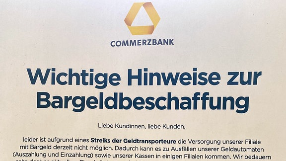 Hinweis der Commerzbank-Filiale in Leipzig mit einem Hinweis zur Bargeldbeschaffung wegen des Streiks der Geldtransporteure