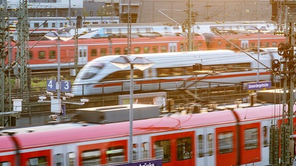 Blick von oben auf S-Bahn-Verkehr und ICE.