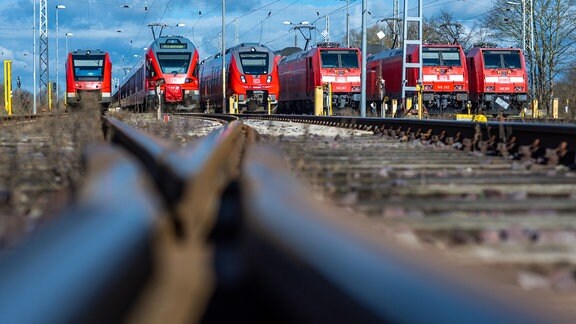 Personenzüge der Deutschen Bahn stehen auf Abstellgleisen