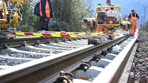Der Umbauzug der Deutsche Bahn, der gleichzeitig Schwellen und Gleise austauscht, arbeitet auf der Zugstrecke bei Garmisch-Partenkirchen.