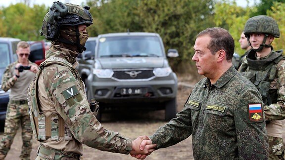 Der russische Politiker Dmitri Medwedew während eines Besuchs bei russischen Soldaten im ukrainischen Donezk am 15. September 2023.