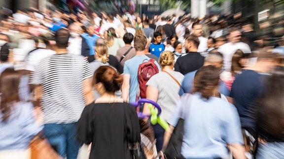 Zahlreiche Menschen in einer Fußgängerzone