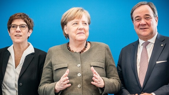 Annegret Kramp-Karrenbauer (l), CDU-Bundesvorsitzende und Verteidigungsministerin, steht neben Bundeskanzlerin Angela Merkel (CDU) sowie dem CDU-Vizevorsitzenden Armin Laschet vor dem Beginn der Sitzung des CDU-Bundesvorstands im Konrad-Adenauer Haus, 2020.