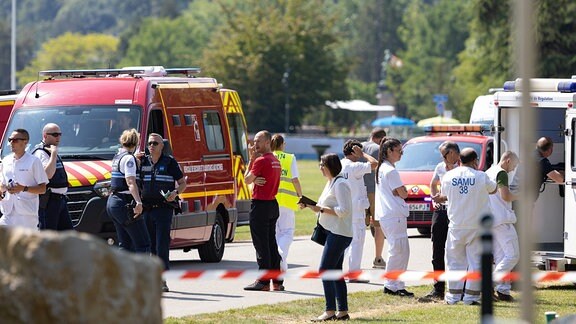 Rettungskräfte nach einem Messerangriff in Annecy