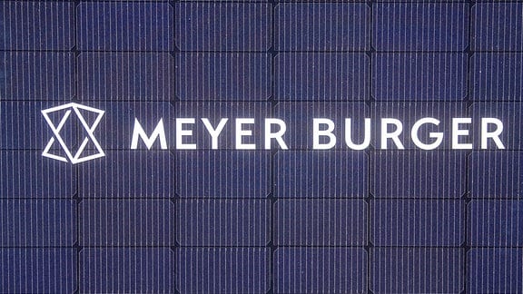 Auf einem Solarmodul der Meyer Burger Technology AG steht der Name des Konzerns