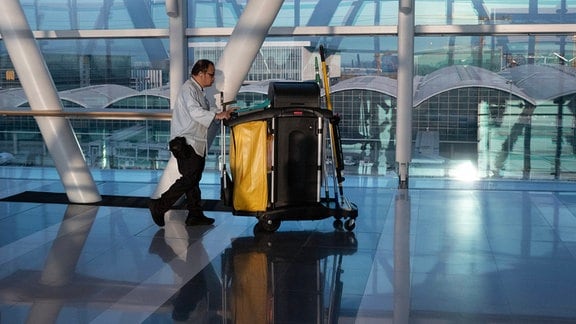 Reinigungskraft im Terminal des Flughafen.