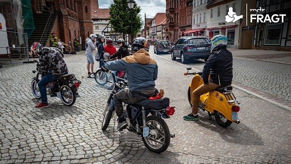 Junge Menschen mit Schwalbe und Simson auf einer Altstadtstraße in Tangermünde in Sachsen-Anhalt