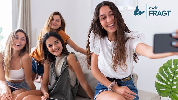 Eine Gruppe junger Frauen macht ein Selfie