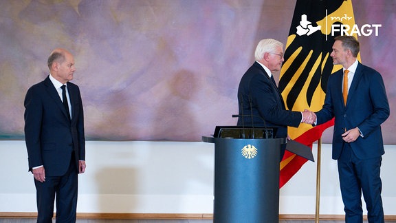 Bundespraesident Frank-Walter Steinmeier uebergiebt Christian Lindner Bundesfinanzminister die Entlassungsurkunde mit Bundeskanzler Olaf Scholz im Schloss Bellevue