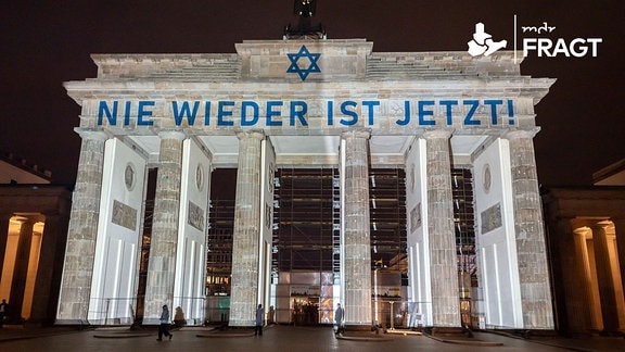 Am 85. Jahrestag der Novemberpogrome wurde das Brandenburger Tor in Berlin in den Farben der israelischen Flagge angestrahlt. Der Schriftzug «Nie wieder ist jetzt» und ein Davidstern leuchteten in Blau auf dem Wahrzeichen der Stadt. 
