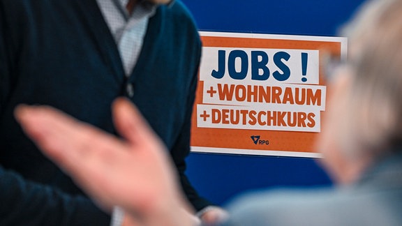 Auf der Jobmesse «FuTog Berlin» (FutureTogether Berlin) für Geflüchtete werden unter anderem Jobs mit Wohnraum und Deutschkurs angeboten. 