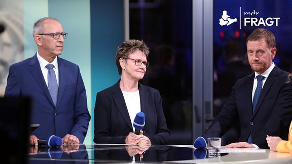 Sachsens AfD-Spitzenkandidat Jörg Urban, BSW-Spitzenkandidatin Sabine Zimmermann und Sachsens Ministerpräsident Michael Kretschmer begegnen sich beim TV-Interview in der ARD/Das Erste