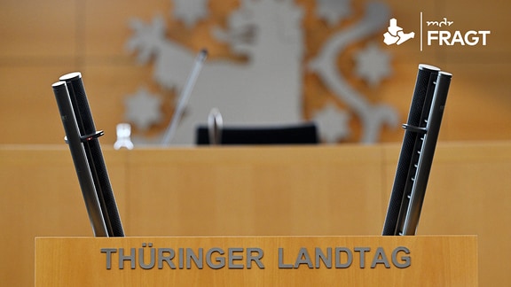 Blick auf das Rednerpult im Plenarsaal während der Sitzung des Thüringer Landtags.