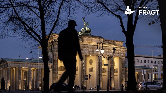 Der fast menschenleere Vorplatz vor dem Brandenburger Tor