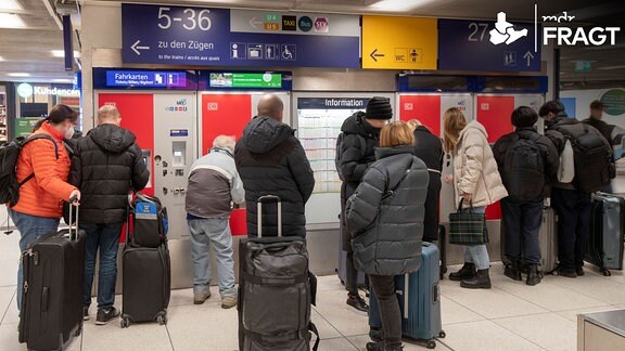 Kunden am Fahrkartenautomat