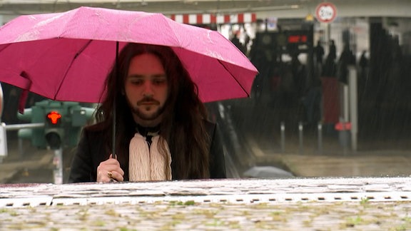 Eine Person mit einem Regenschirm