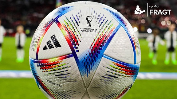 Adidas Al Rihla Ball der WM 2022 in Katar liegt bereit für das Spiel