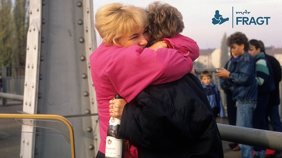 In einer Umarmung vereint: Berlin feiert die Maueröffnung im November 1989 am Grenzübergang Bornholmer Strasse