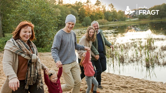 Eine glückliche Familie an einem See