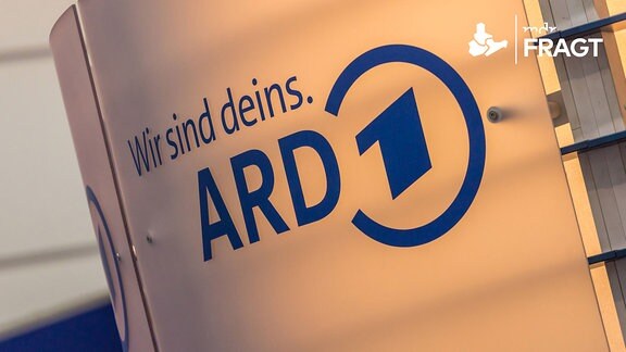 Es ist das Logo der ARD mit dem Slogan "Wir sind Deins" zu sehen.