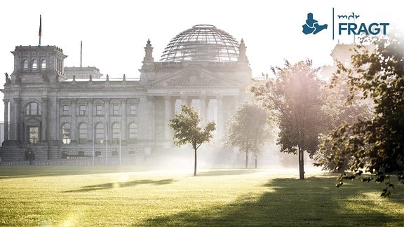 Der Reichstag zeichnet sich ab vor der aufgehenden Sonne in Berlin.