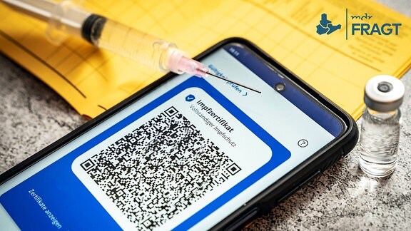Digitaler Impfpass auf einem Smartphone-Display mit Impfbuch und Spritze