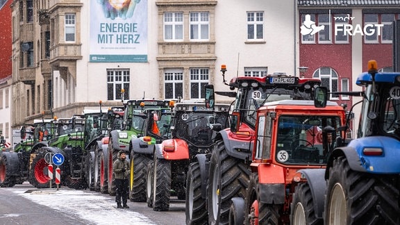 Traktoren stehen hintereinander während einer Blockade am Erfurter Juri-Gagarin-Ring.