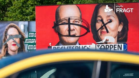 Ein Wahlkampfplakat der SPD zeigt Bundeskanzler Olaf Scholz und die SPD- Europaabgeordnete Katarina Barley, die von unbekannten durchgestrichen wurden.