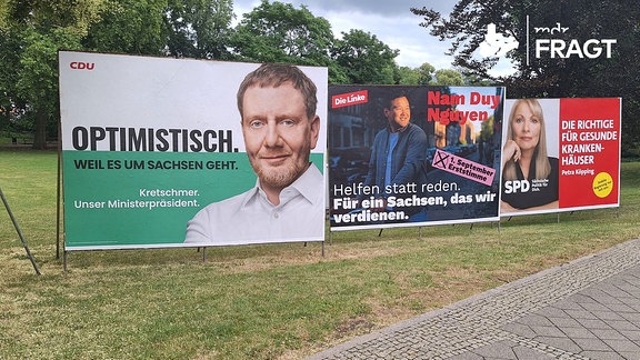 Große Wahlplakate stehen in Leipzig