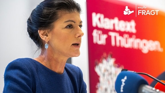 Sahra Wagenknecht bei einer Pressekonferenz in Thüringen