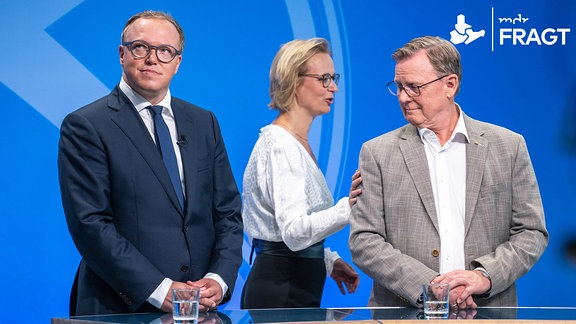 Mario Voigt (CDU), links, Katja Wolf (BSW) Landesvorsitzende) und Ministerpräsident Bodo Ramelow (Die Linke)