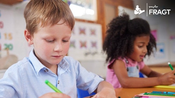 Schüler sitzen in einer Klasse und schreiben.