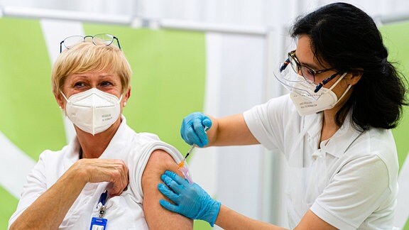 Medizinisches Personal verimpft den Pfizer/BioNTech COVID-19 Impfstoff an Mitarbeiter der Klinik Favoriten