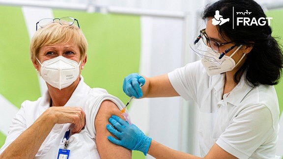 Medizinisches Personal verimpft den Pfizer/BioNTech COVID-19 Impfstoff an Mitarbeiter der Klinik Favoriten