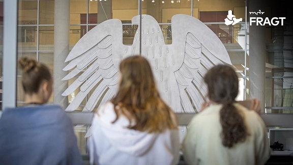 Schülerinnen blicken neugierig ins Plenum im Deutschen Bundestag.